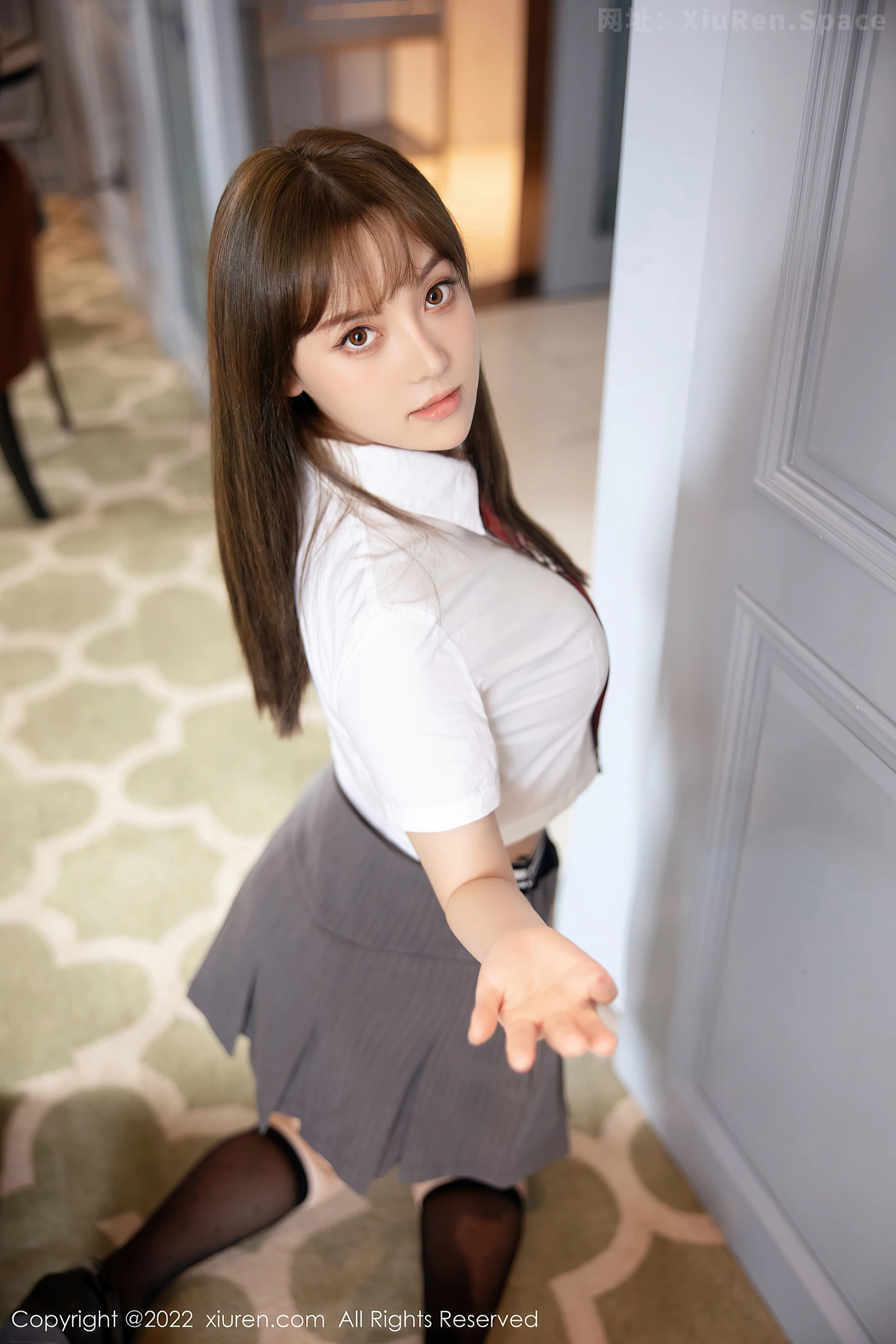 图片[6]-[XiuRen秀人网] VOL.5143 模特豆瓣酱性感白T配灰短裙半脱露性感内衣秀丰满身材诱惑写真72P-秀人网官方网站